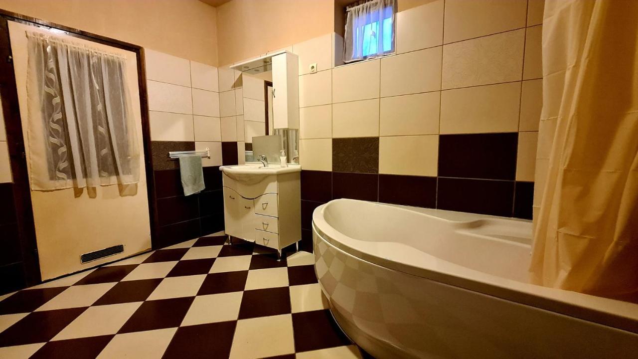 Veronika Guesthouse Dravatamasi Buitenkant foto