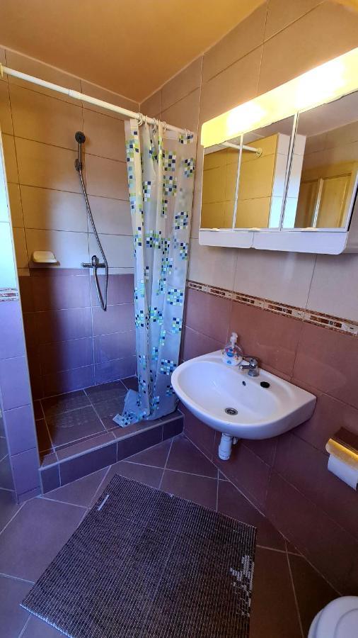 Veronika Guesthouse Dravatamasi Buitenkant foto