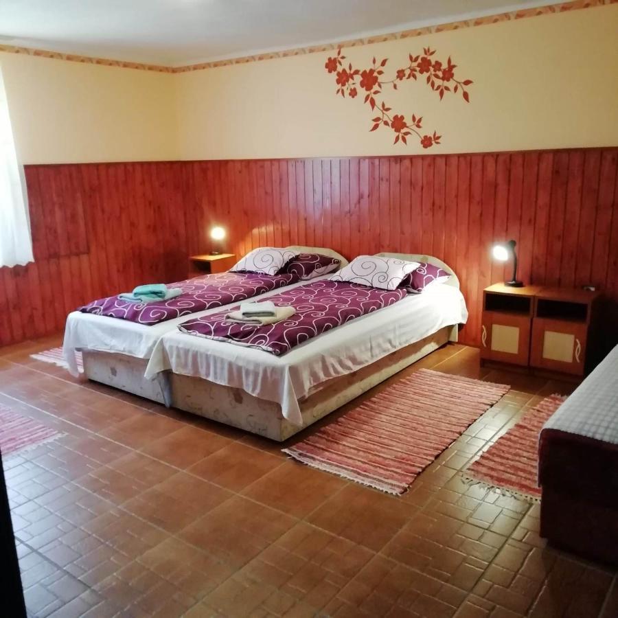 Veronika Guesthouse Dravatamasi Buitenkant foto